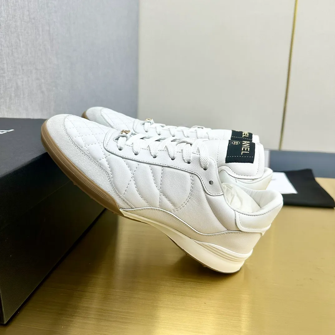 👟👟Ex-factory price 520👟👟 Top version Chanel Chanel - 2023 counter top casual sports shoes. This classic design; the upper is electro-embroidered with a variety of techniques; the outsole is fashionable and sporty; it is unusual to incorporate a variety of color matching elements... The diversified mix and match is very beautiful and versatile, and can be used for leisure, fashion, sports and outdoor... ꫛꫀꪝ Go➫ Material: ❶The upper is made of: original imported mercerized velvet + double-layer breathable mesh ❷The inner part is made of: the original imported breathable mesh ❸The outsole is based on: original TPU combination outsole Special counter boutique packaging complete set for women 35–41